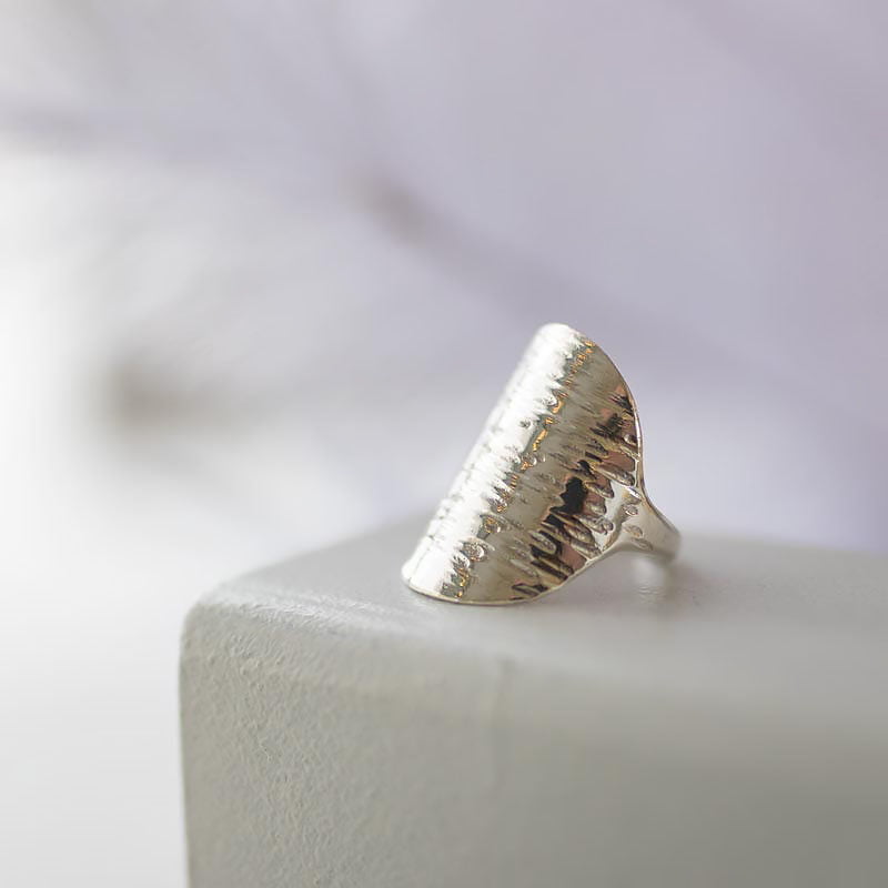 Taottu sormus lusikan pesästä