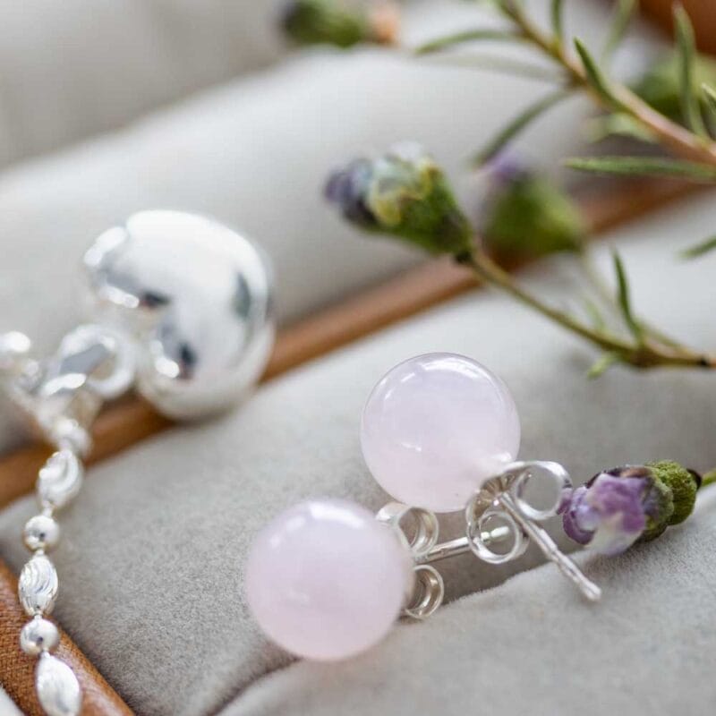 Vaaleanpunaiset ruusukvartsikorvakorut