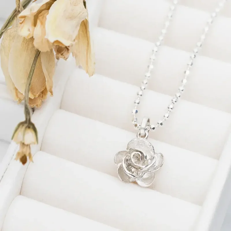 Ruusunen riipus ja ketju