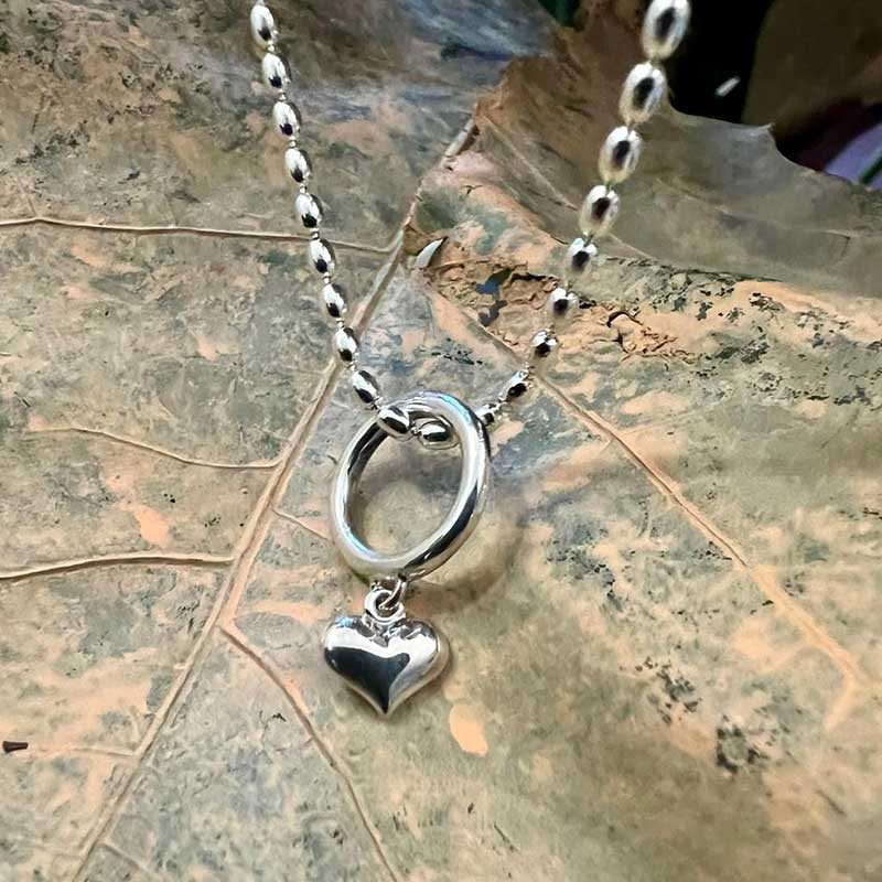 Sydänsormus kastelahjaksi