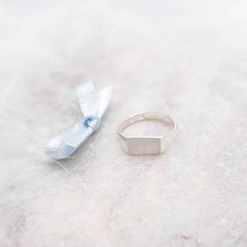 hopeinen_kastesormus