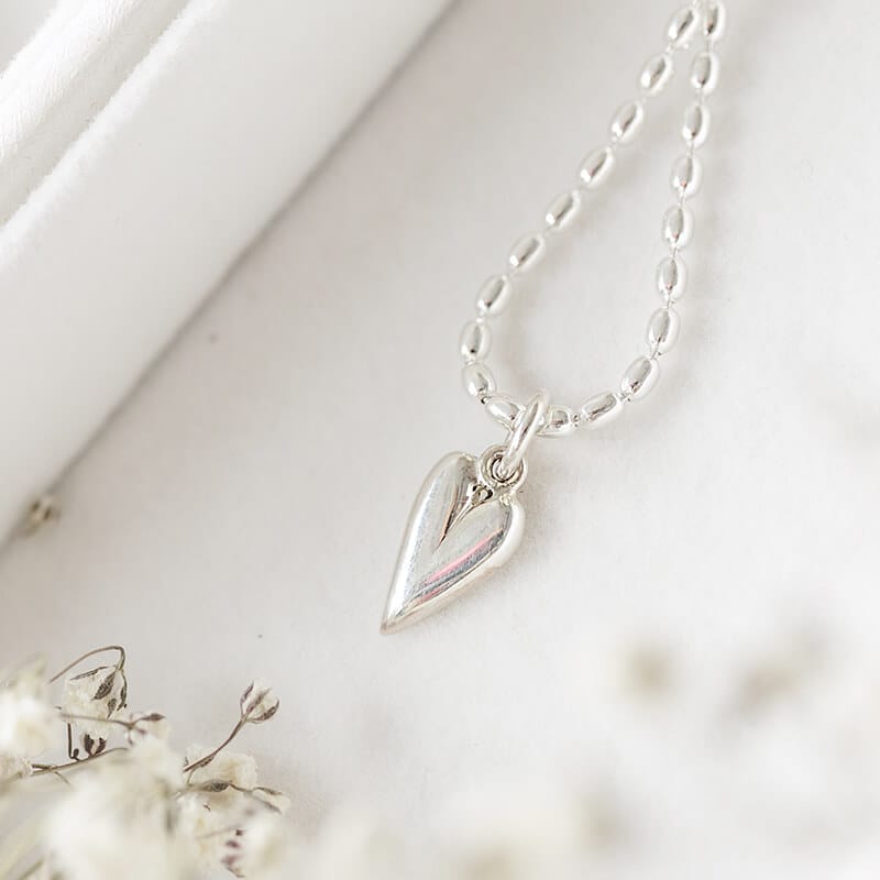 Pieni hopeinen sydänriipus, Stiina