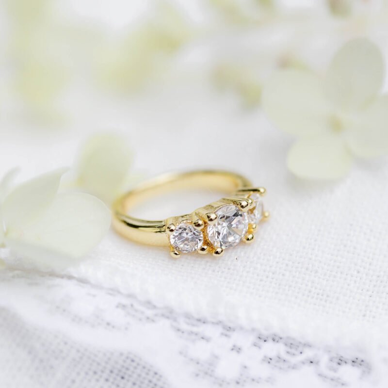 Kirkas Kullanmurunen kastesormus ketjulla