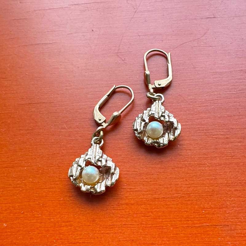 Pronssikorvakorut helmillä