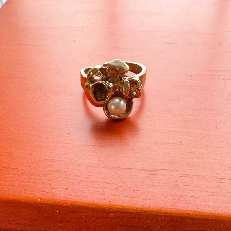 Pronssisormus helmellä